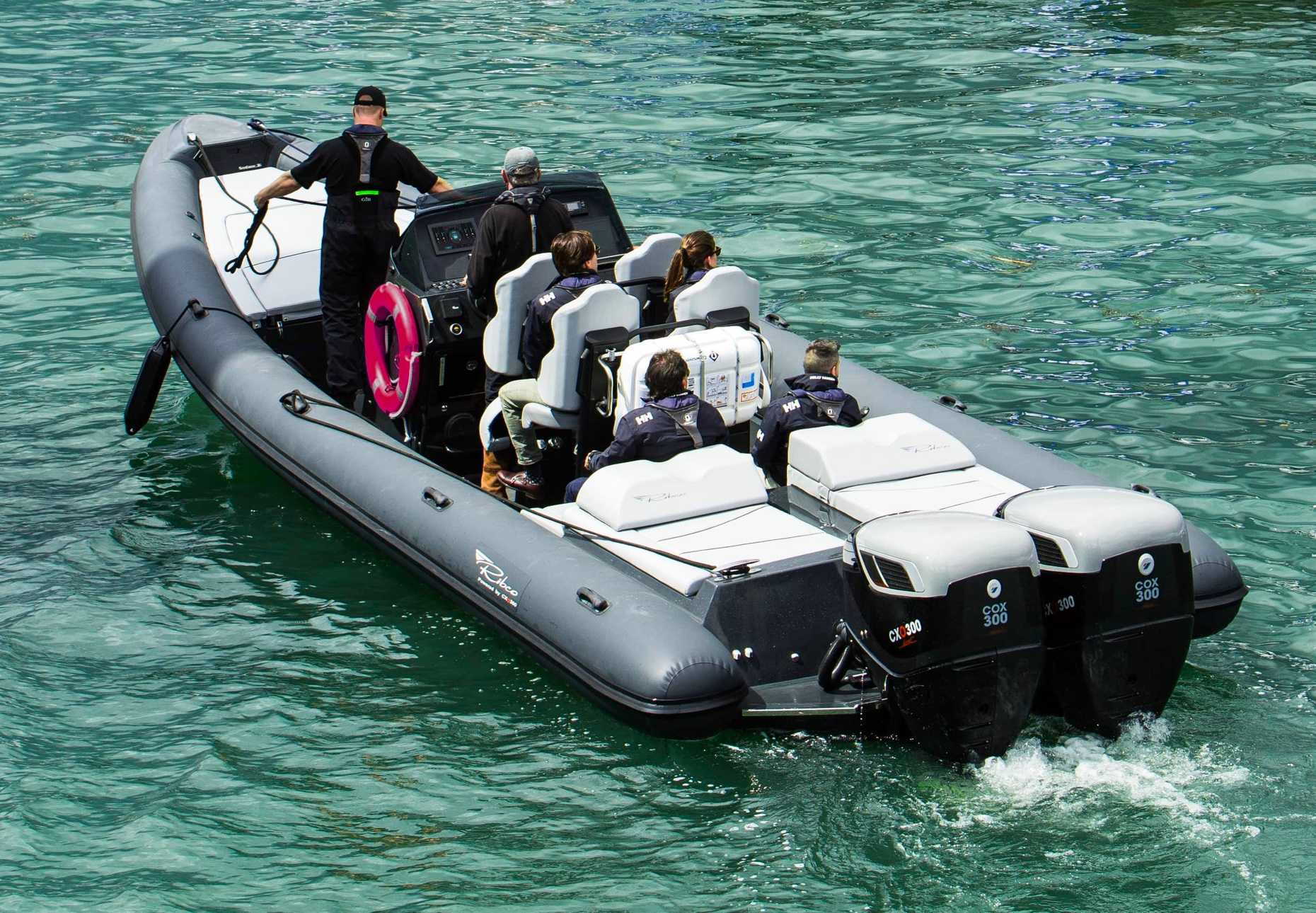 Boot met twee buitenboordmotoren met digitale interface