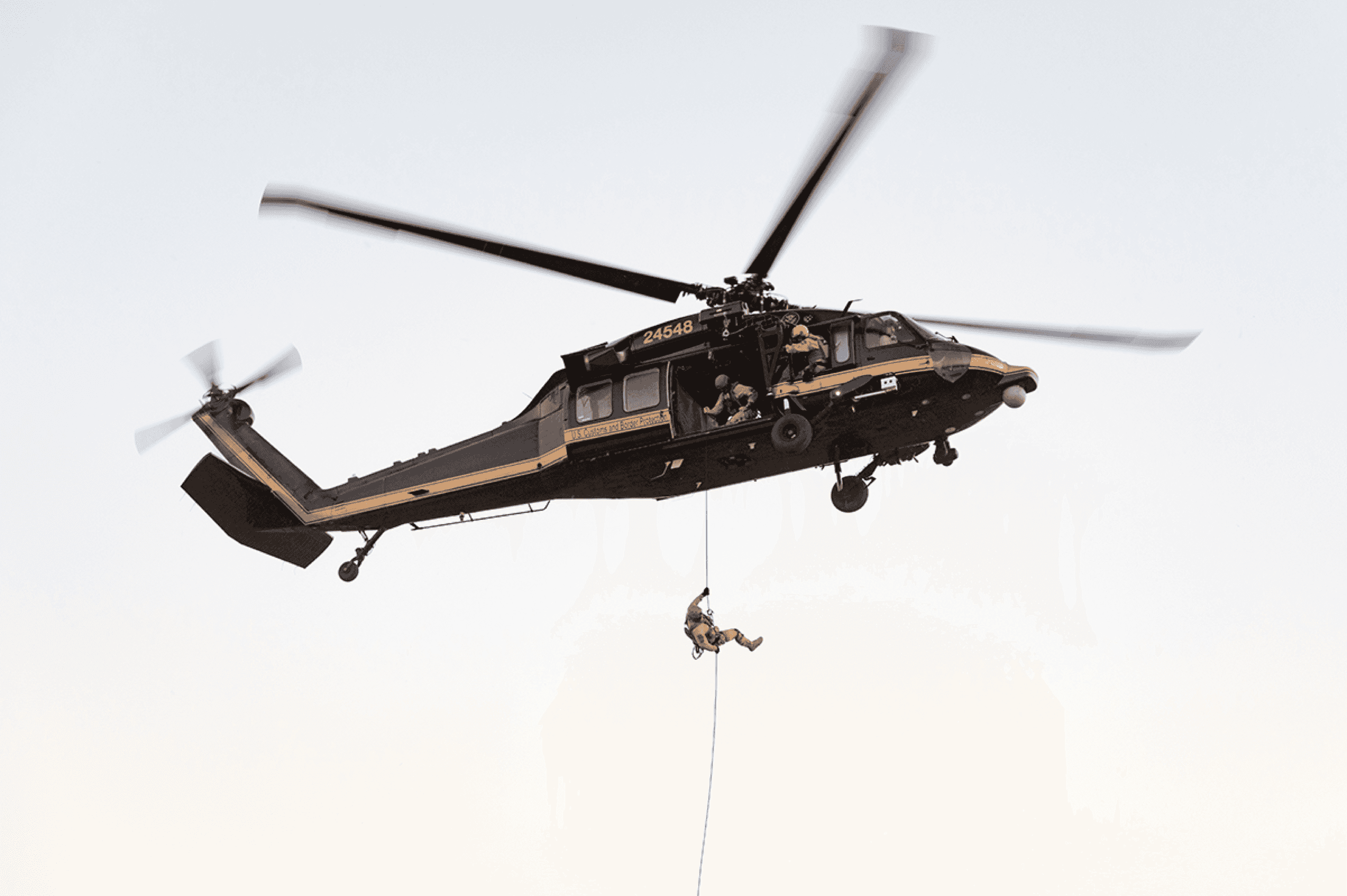 Politieagent stapt uit helikopter tijdens operatie met inlichtingensoftware